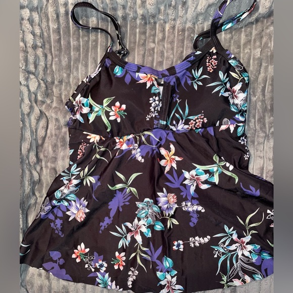 Tankini (S) swimsuit Floral Print w/black bottoms(with floral print on the top). - Picture 4 of 10